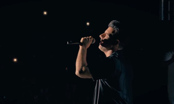 Θοδωρής Φέρρης: «Όνειρο Θα ‘Ναι Ξανά (Κούνια)» – Η πιο ερωτική επιτυχία σ’ ένα ατμοσφαιρικό video