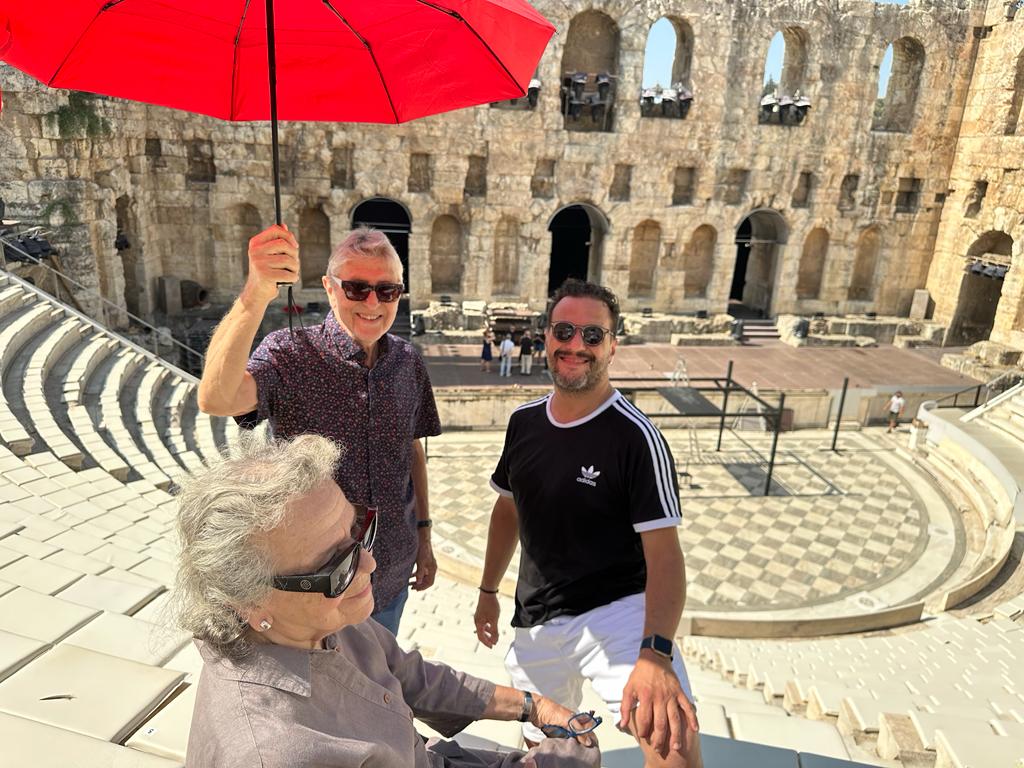 Από το Ηρώδειο στο αρχαίο θέατρο της Δήλου: Ο Ανδρέας Γεωργιάδης μας ξεναγεί στην έκθεσή του με τίτλο «Αναφορά στον Κ. Π. Καβάφη / Δήλος» στη Μύκονο