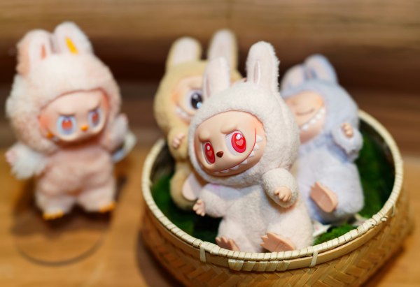 Γιατί ξαφνικά κάποιοι βαφτίζουν τα Labubu τους;