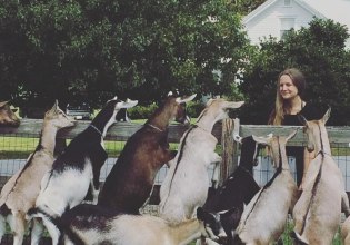 H δημοσιογράφος που αποκάλυψε τις ψεύτικες φάρμες του Spotify: «Σε μια ώρα παράγουν δεκάδες τραγούδια»