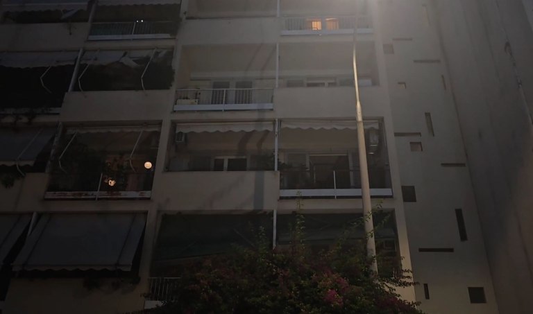 Πατήσια: Γυναίκα γέννησε μόνη της στο διαμέρισμα και εντοπίστηκε νεκρή με το νεογνό