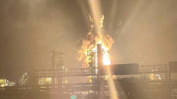 Ρωσία: Κόλαση φωτιάς σε μεγάλο διυλιστήριο – Η Ουκρανία επιτέθηκε με μη επανδρωμένο αεροσκάφος [βίντεο]