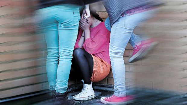 Πάτρα: Ανήλικες υποχρέωσαν 13χρονη να τους φιλήσει τα πόδια και την τράβηξαν βίντεο