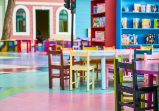 Χειροπέδες και στη σύζυγο του ιδιοκτήτη του βρεφονηπιακού σταθμού για την κακοποίηση του 2χρονου