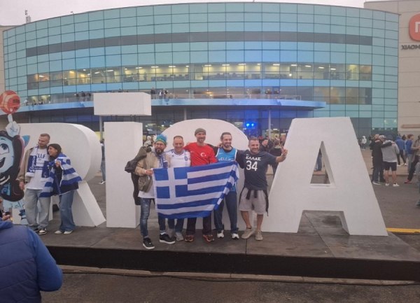 Eurobasket 2025: Έλληνες και Τούρκοι φίλαθλοι φωτογραφίζονται μαζί πριν από τον ημιτελικό (pics)