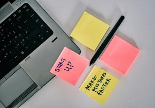 Η Gen Z ψάχνει τη δουλειά των ονείρων της: Job-hopping και φιλοδοξίες σε αβέβαιο εργασιακό τοπίο