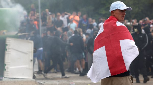 O Στάρμερ παραδίδει την Μεγάλη Βρετανία στην ακροδεξιά