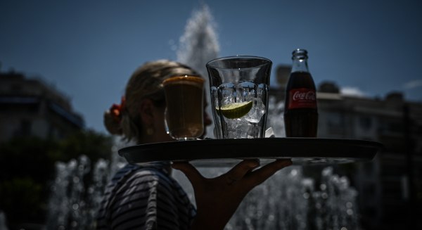 Εστίαση: Οργή και αγανάκτηση στον κλάδο – «Κουλούρι Θεσσαλονίκης χωρίς σουσάμι» μοίρασε ο πρωθυπουργός