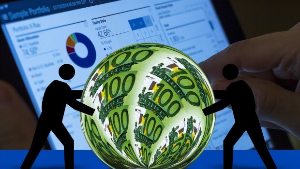 εικόνα που δείχνει δύο ανθρωπάκια να κυλούν μια σφαίρα όπου απεικονίζονται χαρτονομίσματα 100 ευρώ και στο φόντο οικονομικά δεδομένα