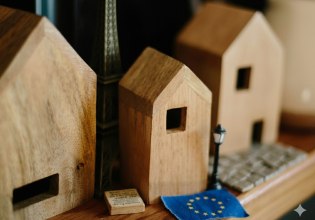 Στεγαστική κρίση: Πέρασε μια δεκαετία για να μπει σε «κίνηση» η Ευρωπαϊκή Επιτροπή