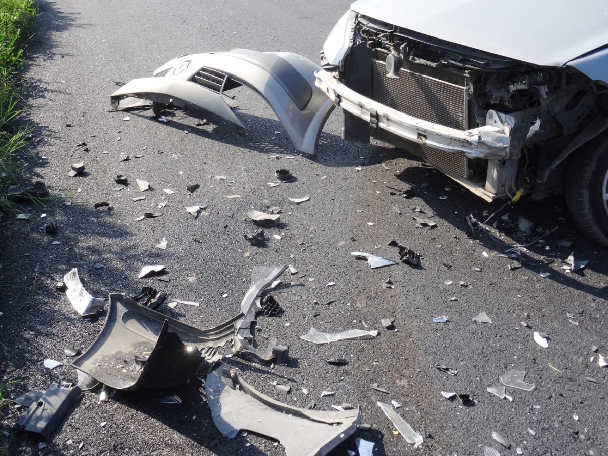 Εκάλη: Βίντεο ντοκουμέντο – Διέλυσε με το όχημά του σταθμευμένο ΙΧ και μηχανή και έφυγε