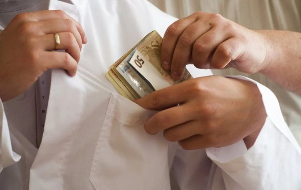 Ιπποκράτειο: Σε αναστολή ο διευθυντής της καρδιοχειρουργικής για φακελάκι