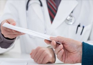 Ιπποκράτειο: Ποινική δίωξη για δωροληψία στον διευθυντή καρδιοχειρουργικής για το φακελάκι