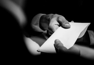 Θεσσαλονίκη: Συνελήφθη εφοριακός που ζήτησε «φακελάκι» 1.500 ευρώ για να μην επιβάλει πρόστιμο