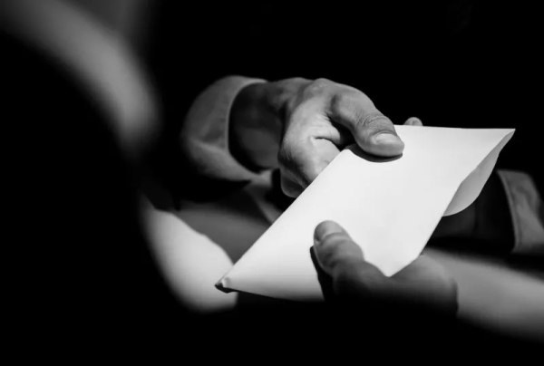 Θεσσαλονίκη: Συνελήφθη εφοριακός που ζήτησε «φακελάκι» 1.500 ευρώ για να μην επιβάλει πρόστιμο
