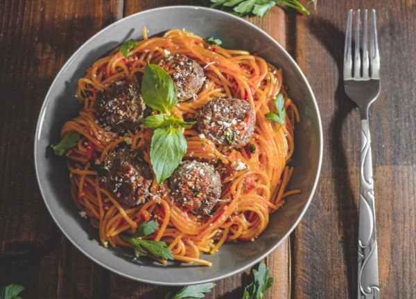 Συνταγή: Σπαγγέτι με κεφτεδάκια και σάλτσα ντομάτας