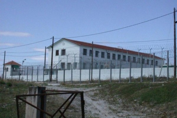 Φυλακές Κασσαβέτειας: Κρατούμενοι πετούσαν ξύλα σε φρουρούς, έσπασαν τζάμια και άναψαν φωτιές