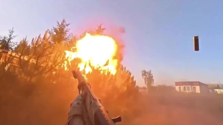 Ουκρανός στρατιώτης σώζει τη ζωή του πετυχαίνοντας ρωσικό drone στο… παρά ένα