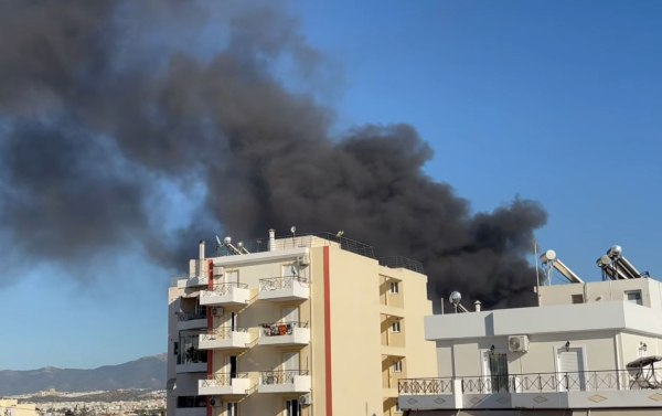 Υπό έλεγχο η φωτιά σε προαύλιο εταιρείας στην περιοχή του Ρέντη