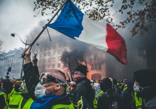 Γαλλία: Στην «γκιλοτίνα» η κυβέρνηση του Μπαϊρού – Ανάμεσα σε συμπληγάδες ο πρόεδρος Μακρόν