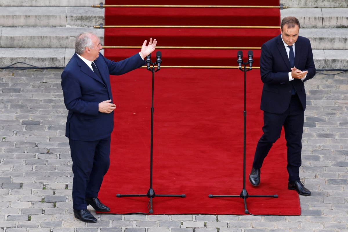 Ορκίστηκε πέμπτος πρωθυπουργός στη Γαλλία σε τρία χρόνια: «Αλλαγές ουσίας και όχι του φαίνεσθαι»