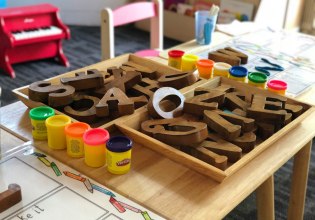 «Του έλειπε τούφα» – Καταγγελία μητέρας για κακοποίηση δίχρονου σε παιδικό σταθμό