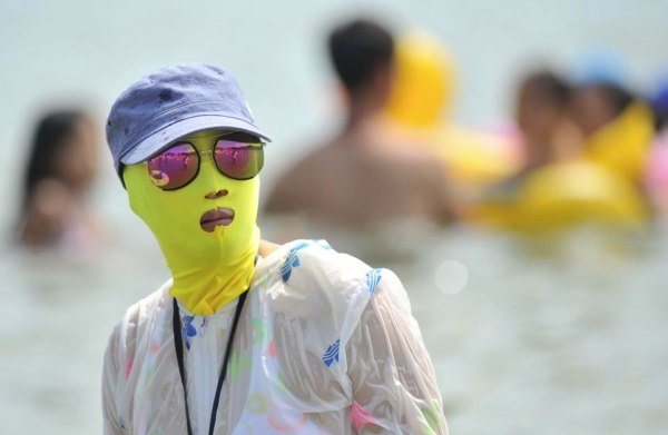 Facekini – Η νέα, καυτή μόδα στην Κίνα που τα στελέχη του Κομμουνιστικού Κόμματος αποδοκιμάζουν