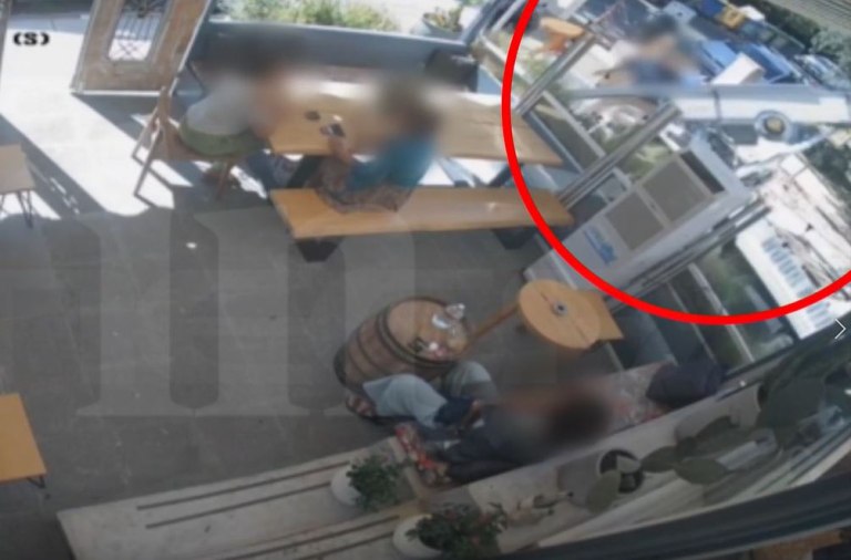 Γλυφάδα: Η στιγμή που ανατρέπεται ο γερανός και πέφτει σε καφετέρια – Βίντεο ντοκουμέντο