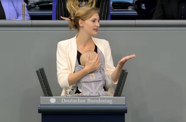 Γερμανίδα βουλευτής γράφει ιστορία αγορεύοντας στη Βουλή με το μωρό αγκαλιά