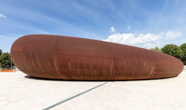 Ο νέος σταθμός μετρό της Νάπολης του Anish Kapoor αντανακλά το «τι σημαίνει πραγματικά να πηγαίνεις υπόγεια»