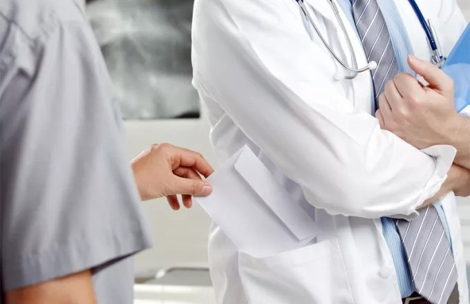 Παρελθόν στα φακελάκια έχει ο καρδιοχειρουργός – Εκκρεμεί και άλλη δίκη στο εφετείο