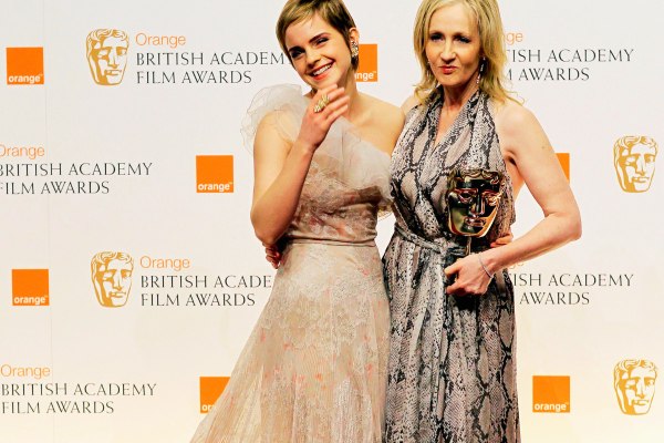 «Είναι άσχετη επειδή είναι πλούσια»: Η Τζ. Κ. Ρόουλινγκ ρίχνει το γάντι στην Έμα Γουάτσον για τις τρανς