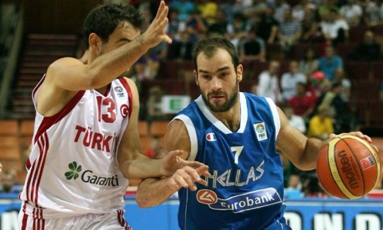 Γαλανόλευκη η παράδοση στο Ελλάδα – Τουρκία (vids)