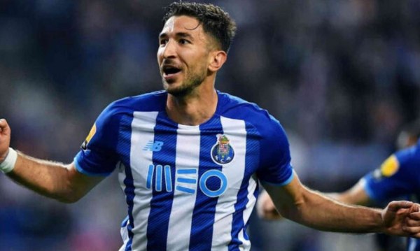 Φτάνει στην Αθήνα για να υπογράψει στην ΑΕΚ ο Γκρούγιτς