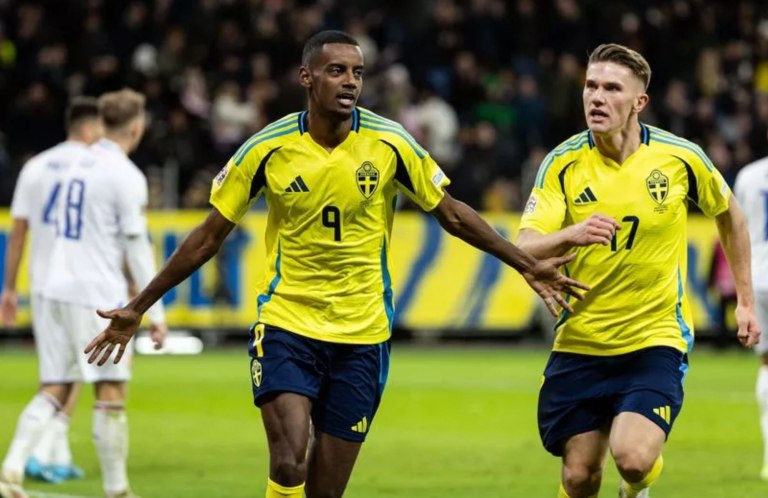 Συμπαίκτες στην Εθνική, αντίπαλοι στην Premier League: O Γκιόκερες συνεχάρη τον Ίσακ για τη μεταγραφή-ρεκόρ (vid)