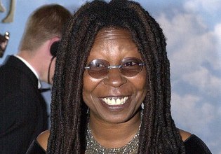 Η Γούπι Γκόλντμπεργκ μιλά για την μάχη που έδωσε με τον εθισμό με αφορμή την περιπέτεια του Τσάρλι Σιν