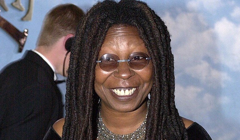 Η Γούπι Γκόλντμπεργκ μιλά για την μάχη που έδωσε με τον εθισμό με αφορμή την περιπέτεια του Τσάρλι Σιν