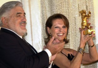 Κλαούντια Καρντινάλε: Γιατί δεν τολμούσε να παίξει στο θέατρο – Πείστηκε να το κάνει στα 62 της