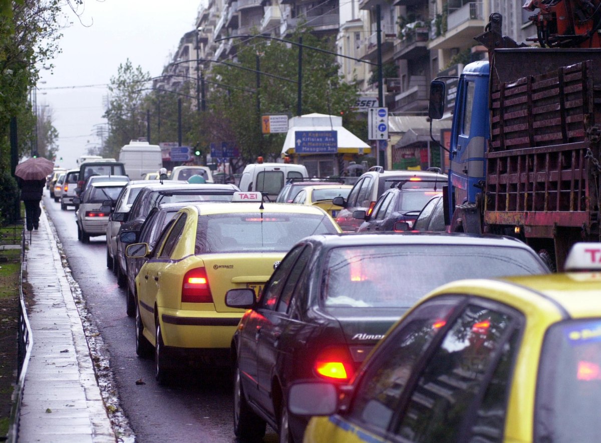 Τροχαίο: Καραμπόλα οκτώ αυτοκινήτων στη λεωφόρο Αλεξάνδρας – Μποτιλιάρισμα στο σημείο
