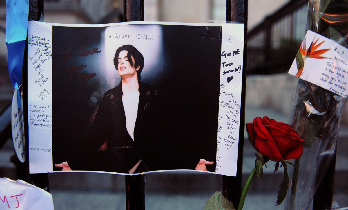 Τον κυνηγούν ακόμα και στον τάφο: Δύο άνδρες ζητούν 400 εκατ. από την περιουσία του Μάικλ Τζάκσον