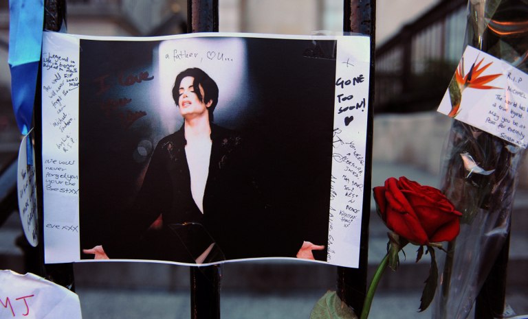 Τον κυνηγούν ακόμα και στον τάφο: Δύο άνδρες ζητούν 400 εκατ. από την περιουσία του Μάικλ Τζάκσον