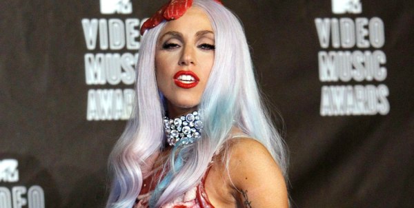 Πριν από 15 χρόνια η Lady Gaga εμφανίστηκε με ένα φόρεμα από κρέας – Γεγονός που οδήγησε σε απειλές και συνωμοσίες