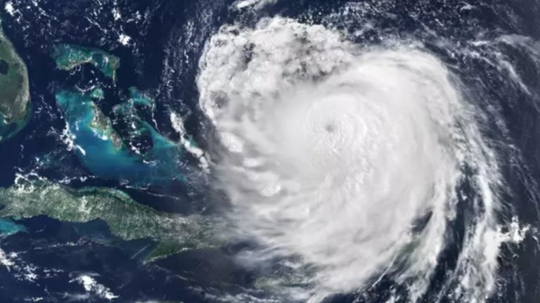 O τυφώνας Ουμπέρτο αναβαθμίστηκε σε κατηγορίας 4 σε 24 ώρες και έπειτα σε κατηγορίας 5