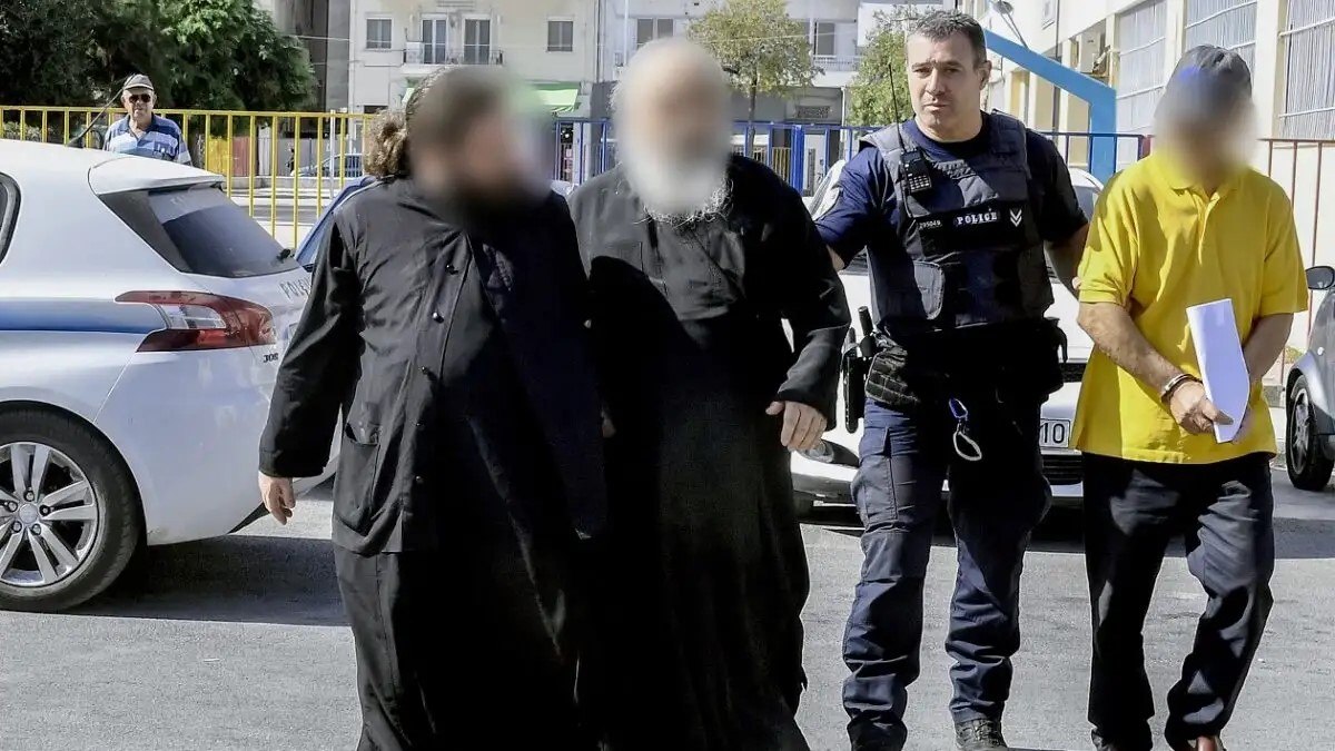 Καλάβρυτα: Στη φυλακή ο ηγούμενος και οι άλλοι πέντε συλληφθέντες για αρχαιοκαπηλία – Μαραθώνια η απολογία τους