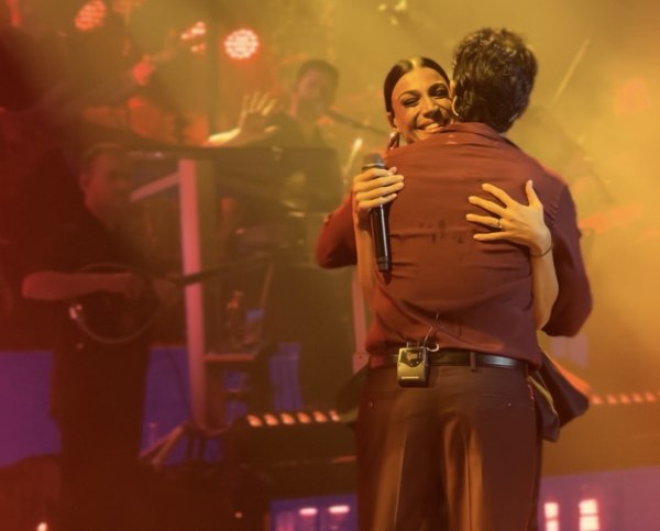 Η Ήβη Αδάμου αποθεώθηκε στη Θεσσαλονίκη δίπλα στο Νίκο Οικονομόπουλο – Εικόνες και βίντεο