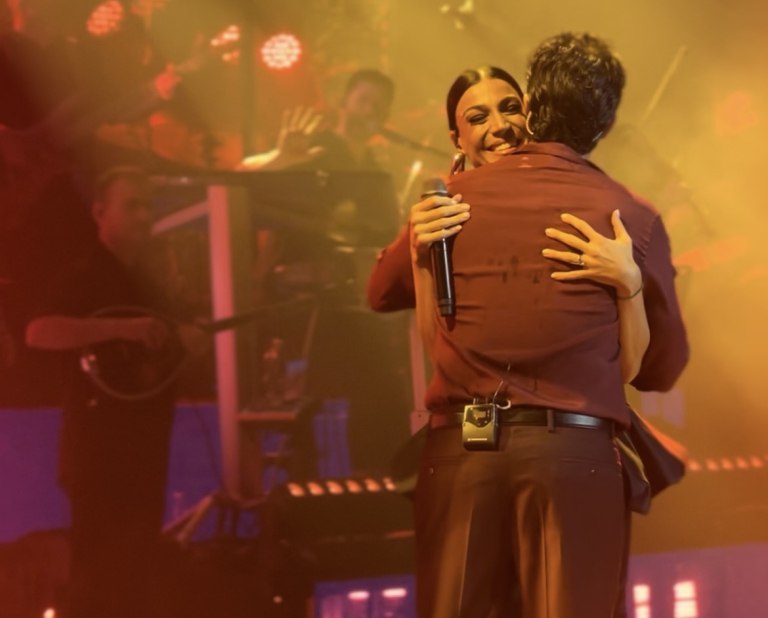 Η Ήβη Αδάμου αποθεώθηκε στη Θεσσαλονίκη δίπλα στο Νίκο Οικονομόπουλο – Εικόνες και βίντεο