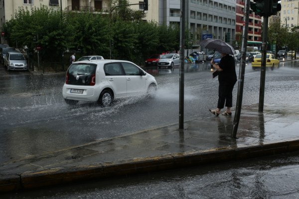 Κακοκαιρία: Σφοδρές καταιγίδες θα φέρουν 100 τόνους νερού ανά στρέμμα – Οι περιοχές που θα επηρεαστούν