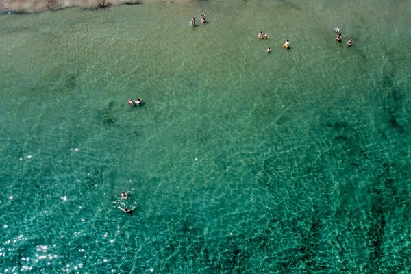 Οι Αθηναίοι τρέχουν για μπάνιο πριν το φθινόπωρο: Οι τελευταίες βουτιές με τις υψηλές θερμοκρασίες ως σύμμαχο