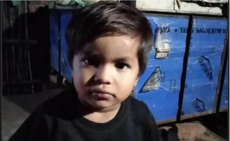 Ινδία: Πεντάχρονο παιδί αποκεφαλίστηκε μπροστά στη μητέρα του – Ο δολοφόνος λιντσαρίστηκε