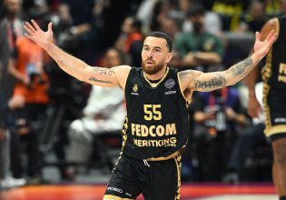 Σε ποιες θέσεις «βλέπει» ο Μάικ Τζέιμς Ολυμπιακό και Παναθηναϊκό στη Euroleague (vid)